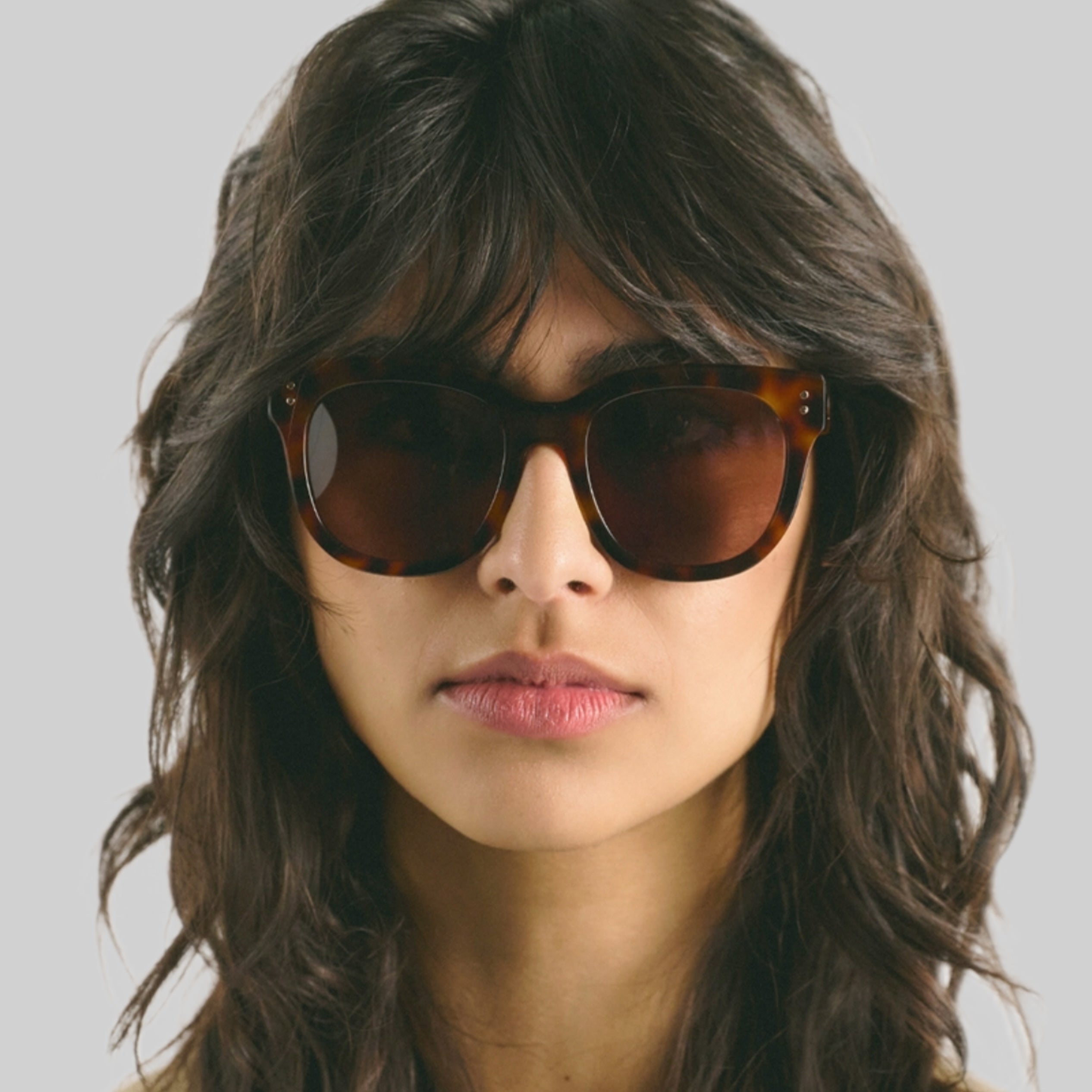 Corlin sunglasses, women, orange, frontside, model