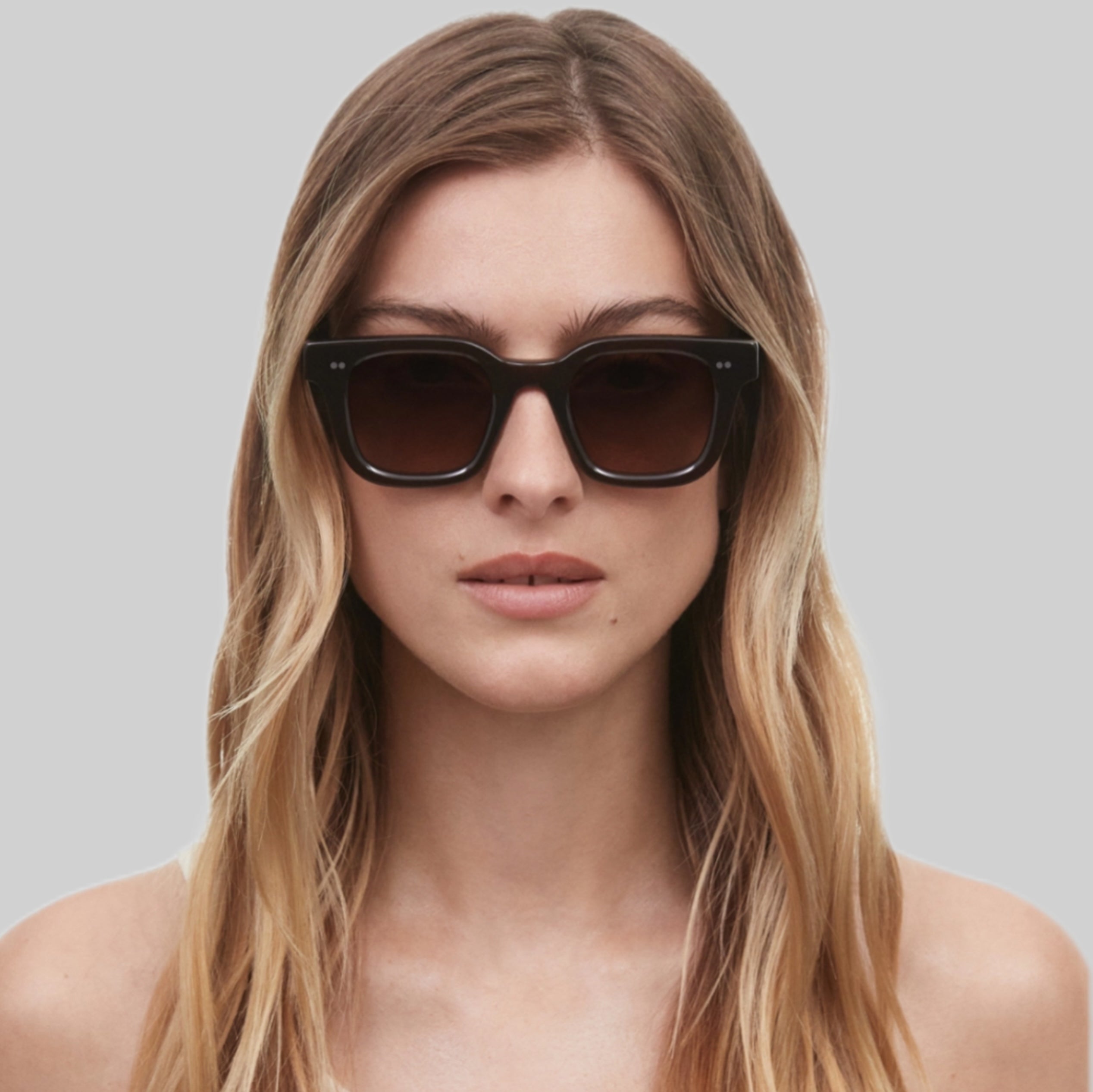 Chimi 04 sunglasses, women, brown, frontside, model