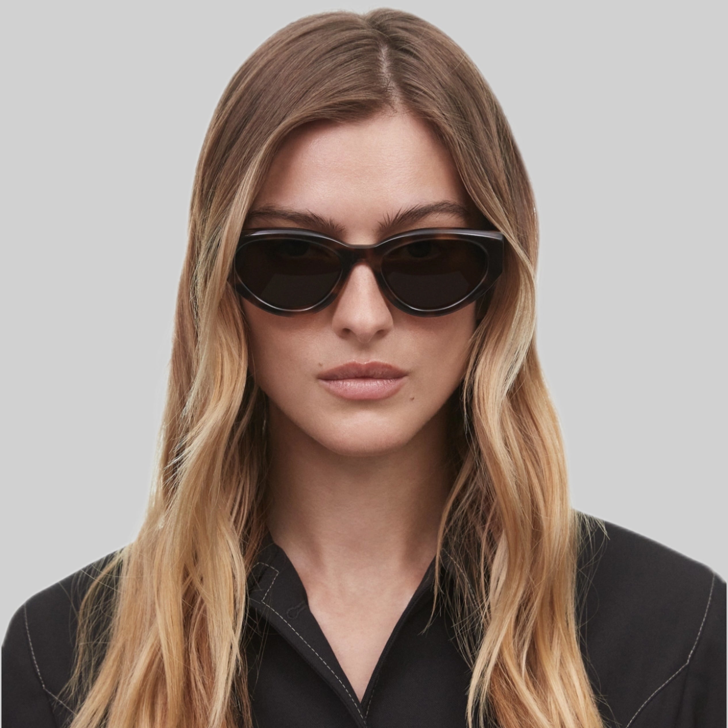Chimi sunglasses, women, frontside, black, model